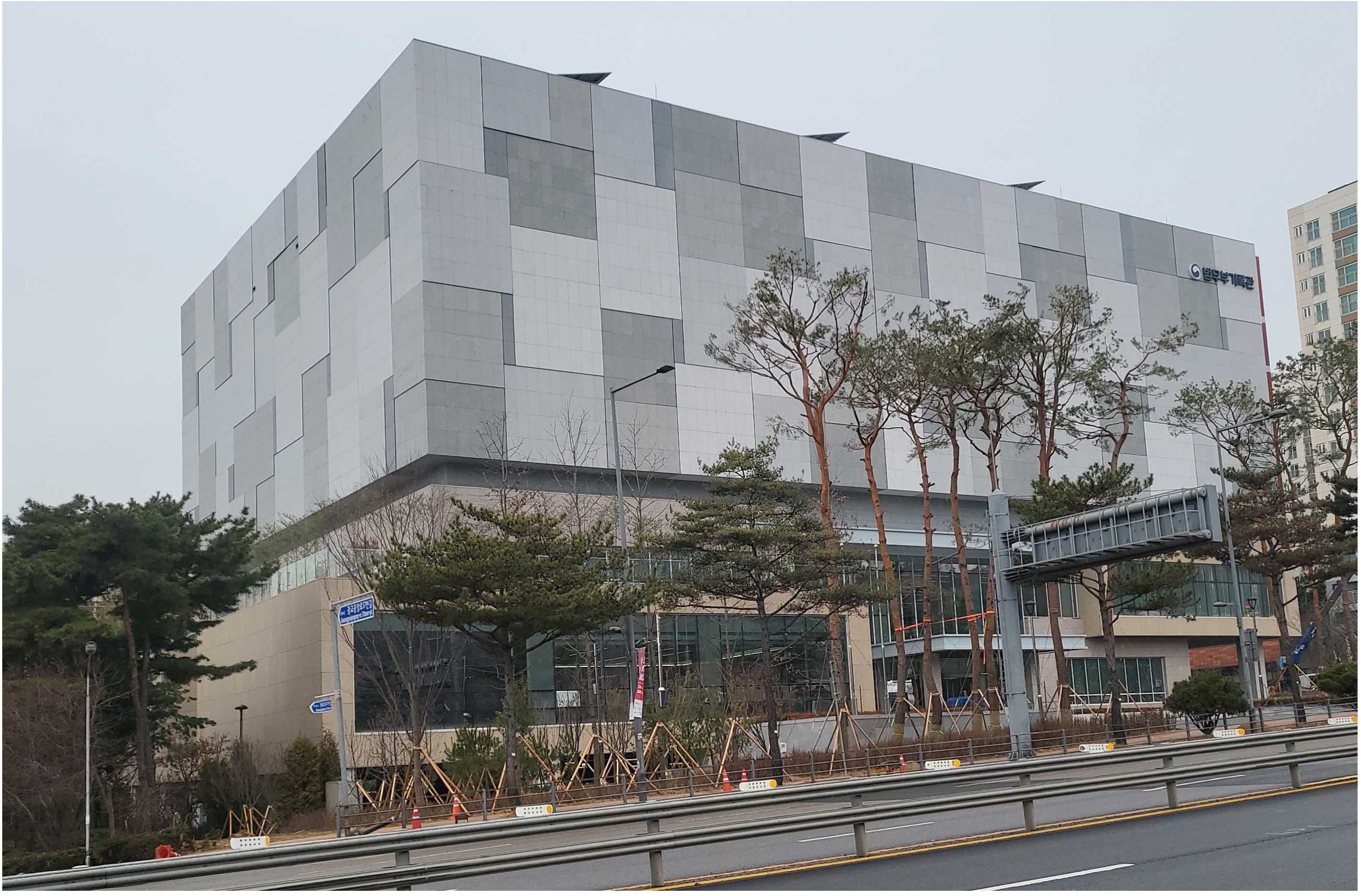 모듈형 석재패널 시공이 완료된 법무부 기록관 전경